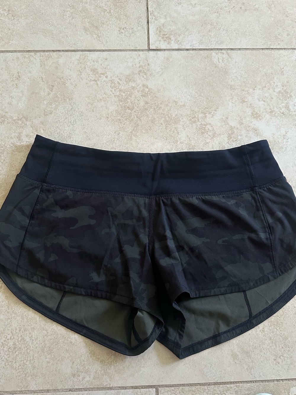 Lululemon speed shorts green camo print size 4 with black waist band